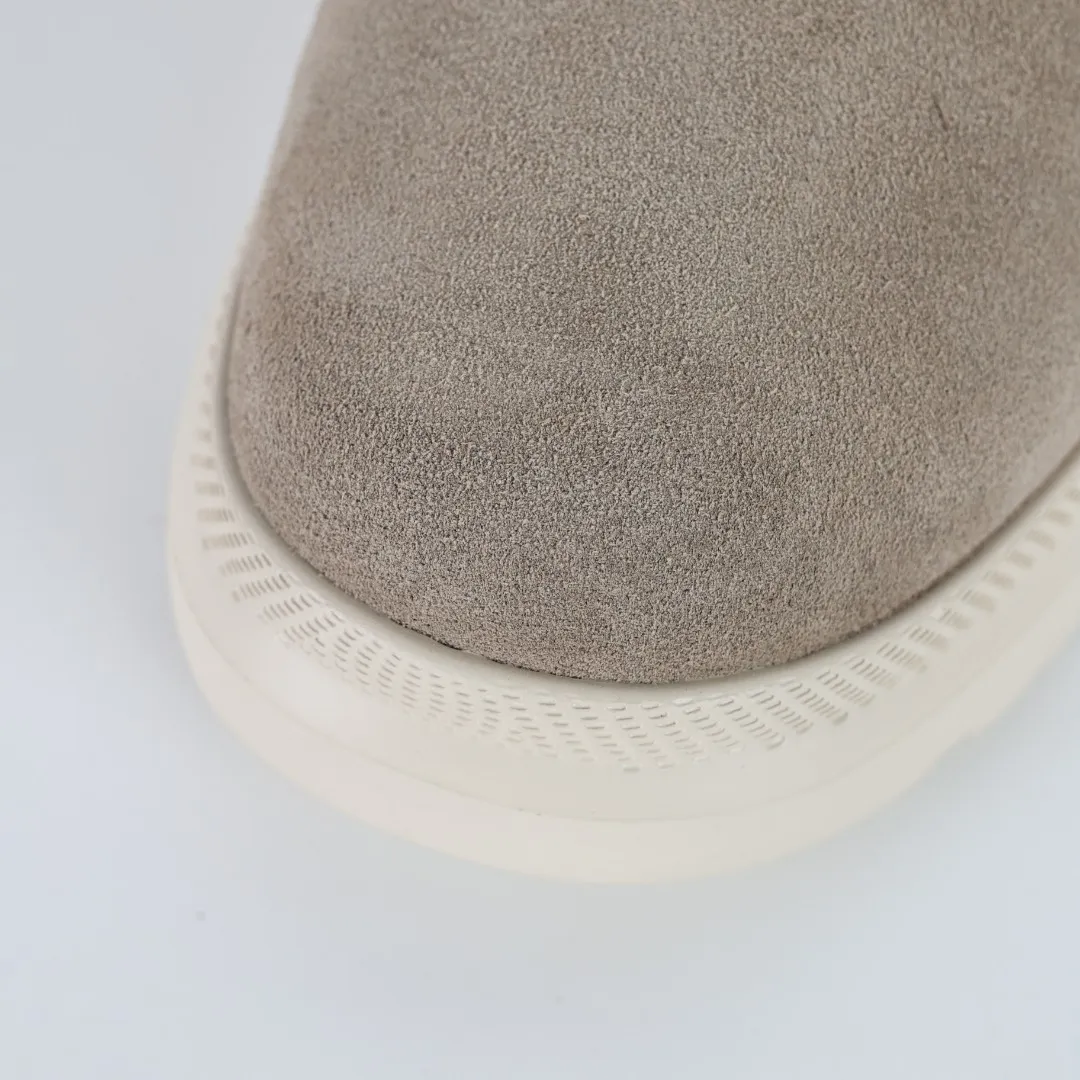 Pick up locally 💰500 Core recommended good price It is a very suitable choice for home furnishings. In the new year, uug launched a series of styles, which are partial to the preferences of young consumers and have also moved to the forefront of fashion trends. Shoe body material: water-repellent coated suede upper, 17 mm UGGPURE™ implantable wool insole, lightweight non-slip and comfortable rubber outsole, with brand LOGO and trademark, with full packaging Size: 40 41 42 43 44